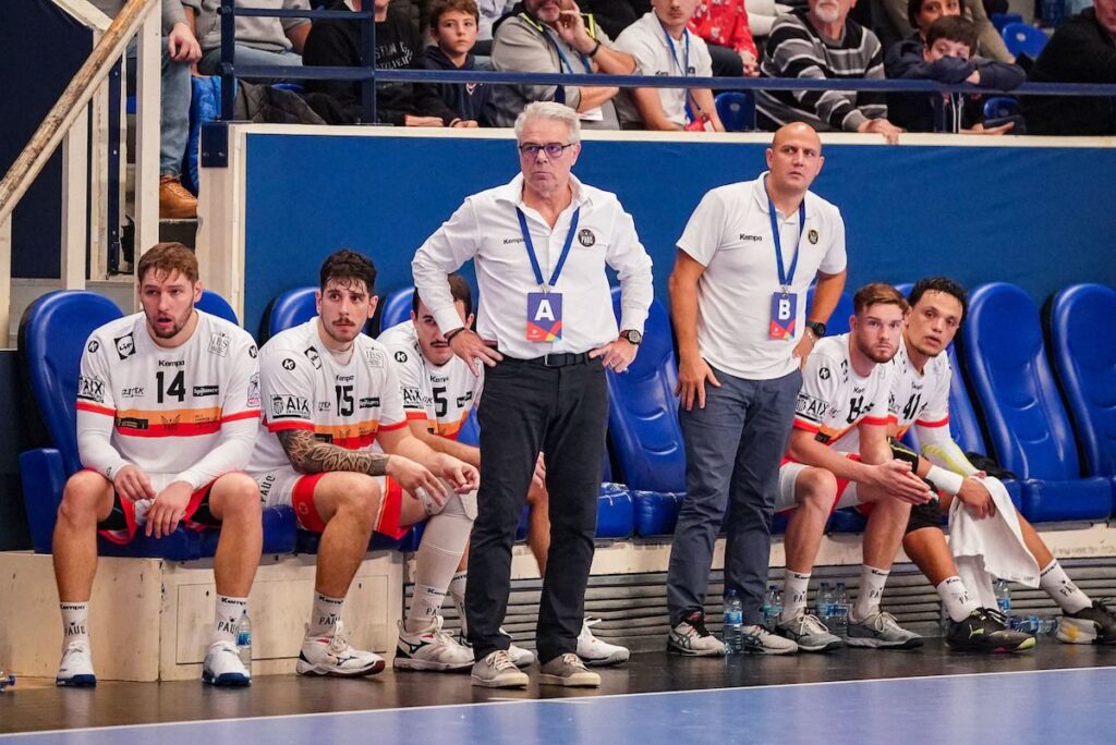 Les ultras d'Aix en Provence enflamment le hand.
