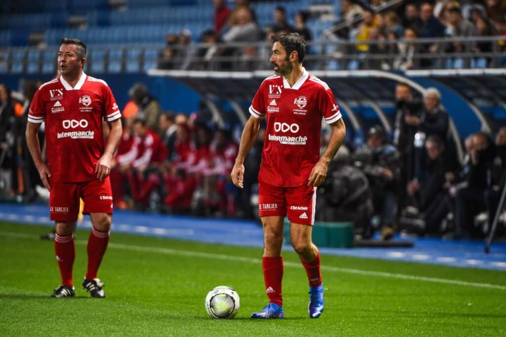 Le Variétés Club de France va jouer contre des prêtres, après avoir rencontré le pape François