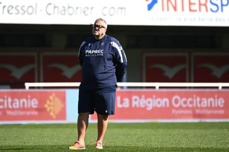 Le président de l’amicale des supporteurs montferrandais, jean-claude demay, espère des jours meilleurs pour son club qui vit une 2ème saison de suite compliquée. Pouvez-vous nous présenter l’Amicale des supporteurs Montferrandais ? On est la plus vieille Amicale de France, le premier club de supporteurs de rugby à avoir été créé en février 1965. Il était essentiellement constitué de bouchers, de primeurs qui travaillaient le dimanche matin au marché à Clermont. Quand ils avaient fini, ils avaient l’habitude de se rendre au stade. Ils se sont retrouvés à 7, 8 commerçants. De là, ils se sont dits pourquoi ne pas faire une association. A Clermont, il existe 14 clubs de supporteurs. Ils sont chapeautés par l’interclub. On marche tous la main dans la main. Comment jugez-vous la saison de Clermont ? L’équipe est rentrée dans le rang. Pendant 12 ans, on a été gâtés. On avait une équipe et un spectacle formidables. L’ASM produisait du beau jeu, plaisait et gagnait. Chaque année, on était servis avec des demies et des finales (Clermont a été champion de France en 2010 et 2017, Ndlr). On était des enfants gâtés. Cler mont est aujourd’hui davantage en retrait. Il y a eu peut-être des erreurs. Lesquelles ? A l’ASM, on n’aime pas les grands changements. On a gardé des joueurs avec des con-trats longue durée. Ils sont usés. On n’a pas suffisamment axé sur un recrutement. A Clermont, on n’aime pas changer, mais il fallait le faire à dose homéopathique chaque année. Cela n’a pratiquement pas été fait. Pour exemple, Fritz Lee a été un fer de lance du pack. Aujourd’hui, il est sur les rotules. « On a gardé Parra, Lopez sans préparer la relève derrière » Vous pointez donc surtout une erreur de gestion. On a gardé Parra, Lopez sans préparer la relève derrière. Même si des joueurs de cette envergure sont difficiles à remplacer, il aurait peut-être fallu anticiper un peu davantage. Comment sont vécus les départs de Penaud et Iturria (futures recrues de Bordeaux et Bayonne) ? Iturria est un très bon joueur. Mais je trouve qu’il n’a pas cette saison le même rendement que les années précédentes. Il fait partie des joueurs fatigués car il a été énormément sollicité. Penaud, lui, a envie d’être dans une équipe pour gagner des titres. Il s’est rendu compte que l’ASM désormais était dans le ventre-mou. A-til fait le bon choix ? L’avenir le dira. Que pensez-vous du recrutement pour 2023/2024 ? Chaque week-end, on se rend compte que le pack manque de bons porteurs de ballons, de densité physique. Avec un talonneur et un 8 d’envergure internationale, plus Haouas (Montpellier, Ndlr) et Kremer (du Stade Français, Ndlr), le pack aura davantage de répondant sans souffrir autant comme c’est le cas actuellement. Le grand Clermont sera-t-il de retour la saison prochaine ? Il faut positiver. On le sent dans la volonté du président (Jean-Michel Guillon, Ndlr). Il y a un nouvel entraîneur qui a fait ses preuves. Jono Gibbes était un bon entraîneur, mais c’était plus un n°2. Il l’a confirmé à La Rochelle et au Leinster. Sauf erreur de ma part, Urios avait déjà été approché quand Vern Cotter avait annoncé son départ (en 2014, Ndlr). Mais même Urios ne peut pas d’un coup de baguette magique redonner cette puissance manquante au pack. La saison prochaine, il va peut-être faire venir les adjoints qu’il avait à Bordeaux. Avec un préparateur physique en plus, cela pourrait être plus facile pour travailler avec des gens qu’il connaît bien. J’ai confiance en Urios. Qui est aujourd’hui le chouchou de Michelin ? Paul Jedrasiak reste très populaire. Iturria est bien aimé aussi. Baptiste Jauneau (en photo) le petit demi de mêlée risque de devenir un beau chouchou aussi. Il devrait prendre une place importante dans le public. Il est le successeur espéré de Parra. Il en a les qualités et il le prouve.