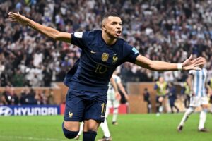 Mbappé à la Coupe du Monde 2022 claque un triplé contre l'Argentine.