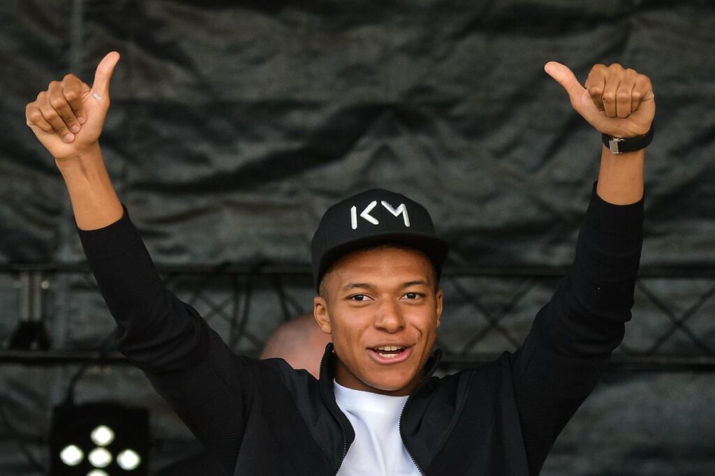 Kylian Mbappé est revenu à Bondy et reçu le diplôme de citoyen d'honneur.