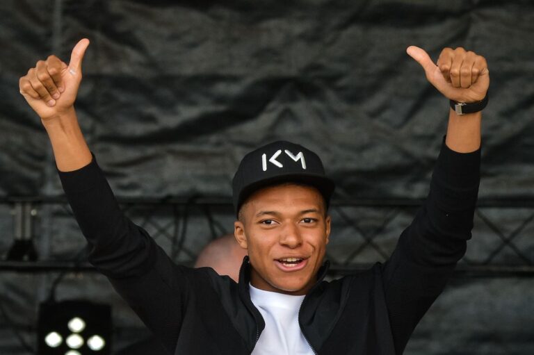 Kylian Mbappé est revenu à Bondy et reçu le diplôme de citoyen d'honneur.