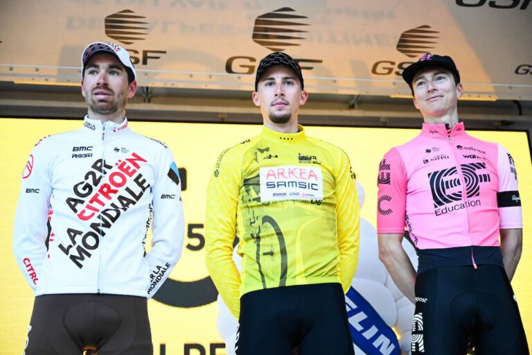 Le merchandising et son corollaire de produits dérivés, parents pauvres des stratégies économiques mises en place par la plupart des équipes professionnelles, ne représentent qu’une partie anecdotique de leur budget. Pourtant, le potentiel est là qui ne demande qu’à être exploité. A l’instar des clubs de foot qui en retirent de substantielles recettes, pourquoi le cyclisme n’y arrive pas ? En matière de développement économique, l’exemple pourrait venir de la Fédération. En janvier 2021, en s’associant à Licensing for Growth, le président de la FFC, Michel Callot, a souhaité se donner les moyens de structurer son programme de Merchandising & Licensing. Les missions de l’agence créée par Bruno Schwobthaler (voir encadré ci-contre) intégraient un audit et des recommandations pour la création d’un plan d’accélération menant aux JO 2024 avec l’objectif « de pérenniser le merchandising comme source de revenus tout en offrant une gamme de produits à un public large et à de véritables amateurs de vélo ». Depuis, la création d’une boutique officielle en ligne est venue étoffer une offre fédérale principalement orientée vers les 105 000 licenciés. La même démarche a été effectuée par les organisateurs du Tour de France qui a généré la création d’une soixantaine de produits dérivés. Ce nombre très faible eu égard à la notoriété de la Grande Boucle illustre les difficultés rencontrées par le cyclisme professionnel en la matière. « Contrairement au foot, le cyclisme ne peut pas s’appuyer sur des clubs qui représentent une ville ou une région, explique le responsable marketing de Cofidis, Florent Poleyn. Il est donc plus difficile de s’identifier autrement qu’à travers des coureurs qui peuvent changer de team et amener leurs supporteurs avec eux. » Quand un club de Ligue 1 dispose d’un fichier de supporteurs et abonnés comme cible naturelle et prioritaire, « notre fan-club n’a que 300 membres, constate Florent. Il est donc plus difficile de fidéliser les gens autour de produits dérivés, vêtements, maillots ou autres accessoires. » En proposant ses tenues officielles sur sa boutique en ligne, à l’instar de ses homologues du World Tour, la formation de Cédric Vasseur assure le minimum syndical. Même les recettes émanant de la collection sportwear développée avec Van Rysel, du groupe Decathlon, restent marginales par rapport au budget de 15 M€, estimées aux alentours de 150 000 euros. « Nous sommes dans un fonctionnement du sport à l’ancienne, il faut peut-être changer les mentalités » En prenant de la hauteur, Bruno Schwobthaler constate que « l’intérêt existe, mais la réponse des équipes n’est pas adaptée au marché. Est-ce intéressant de générer au maximum 5 % de revenus supplémentaires, ne vaut-il pas mieux chercher ailleurs ? » Les managers préfèrent insister sur la recherche de sponsoring, vitale. « Ou alors, pour s’inspirer des footeux, nous pourrions chez Cofidis, dont le siège est dans le Nord, communiquer autour de cette identité, comme l’ont fait les « Men in Glaz » ou comme le font les « Wolfpacks » en Belgique. Sauf que cette saison aucun coureur originaire du Nord ne fait partie de l’effectif ! Et encore faut-il que les supporteurs aient envie de s’associer à une marque... » ce qui est évidemment tout sauf évident surtout quand on s’appelle TotalEnergies ou que l’identité visuelle, imposée par les codes couleurs des sponsors, pique les yeux ! Même si énormément de progrès ont été fait en la matière, on a bien compris qu’elles ne se situaient pas dans le design des tenues. « On observe de moins en moins de cyclistes du dimanche porter des maillots d’équipes pros, ils préfèrent plus de sobriété. » Si une formation faisait appel à lui, le boss de Licensing for Growth commencerait par « une offre d’abord limitée à quelques produits officiels liés à l’entraînement, à la représentation. Le but serait de prendre un marché que les grandes marques ne prennent pas, à l’instar de la multitude de petites sociétés qui surfent sur le textile et la réplique de maillots, notamment les maillots vintage. L’idée serait rapidement de créer une identité déconnectée des sponsors. » Encore faudrait-il qu’une formation accepte d’investir dans ce domaine. Comme dans toutes les équipes de World Tour, chez Co fidis, Florent Poleyn est d’abord en charge du sponsoring, le merchandising passant bien après, « alors qu’il devrait y avoir une personne à plein temps, reconnait-il. Nous sommes dans un fonctionnement du sport à l’ancienne, il faut peut-être changer les mentalités. » C’est d’autant plus dommage que, comme le rappelle Bruno Schwobthaler, « les valeurs du vélo sont fortes, mais ne sont pas récupérées par les équipes alors qu’il y aurait tellement de belles histoires à raconter. » Et de produits à vendre...