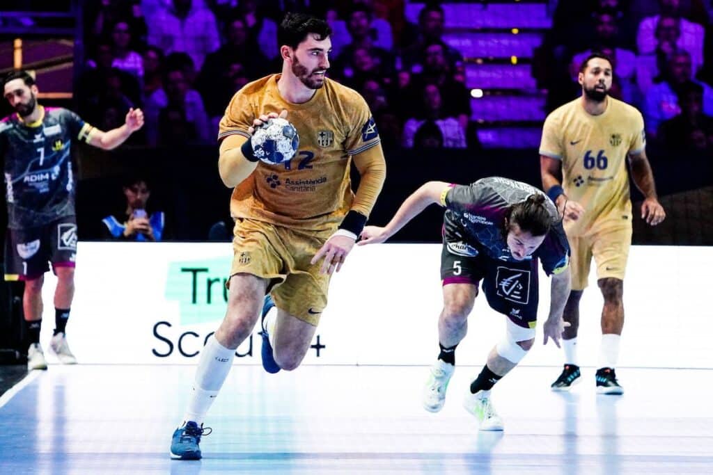 Chaque intersaison voit son lot d’internationaux français changer de clubs. Et l’été 2023 ne dérogera pas à la règle même si pas mal d’internationaux ont opté pour la stabilité en prévision des prochains Jeux Olympiques. Au moment où la saison 2023/2024 se profile à l’horizon, les pensionnaires de l’équipe de France ont été contraints à faire le choix du départ ou de la stabilité en prévision des prochains Jeux Olympiques 2024 qui se dérouleront à Paris. En prenant poste par poste, ils sont peu nombreux à avoir décidé de changer de club. C’est notamment le cas des gardiens. Si Rémi Desbonnet et Samir Bellahcene avaient déjà des contrats longue durée (2026 et 2025), la révélation Charles Bolzinger a prolongé jusqu’en 2027, obligeant Kévin Bonnefoi à quitter le MHB pour la Suisse et le HC Kriens-Lucerne. « Au cours des nombreuses conversations, j’ai rapidement réalisé que le HC Kriens-Luzern était le club qu’il me fallait, expliquait-il au moment d’officialiser son arrivée en Suisse. Le HCKL a connu un développement incroyable ces dernières années et a des objectifs ambitieux pour l’avenir. Après quatre ans à Montpellier, je cherchais un nouveau défi. Je suis heureux d’avoir trouvé cela avec le HC KriensLuzern et je suis impatient de faire partie de ce club prometteur dès l’été. » Si, de son côté, Wesley Pardin devrait poursuivre au Pays d’Aix, Vincent Gérard a décidé de quitter la France pour l’Allemagne. « Le THW Kiel est l’un des meilleurs clubs de l’histoire du handball et était l’un de mes clubs de rêve dès mon enfance, affirmait-il au moment de l’annonce de sa signature pour Kiel. C’est pourquoi j’ai même appris l’allemand à l’école. Pouvoir réaliser ce rêve maintenant me rend fier et très heureux. » Chez les ailiers de l’équipe de France, pas beaucoup de changements, le seul mar[ 10 ] HANDBALL MAGAZINE N°17 quant restant le départ d’Hugo Descat de Montpellier pour Veszprém (jusqu’en 2025). Des Montpelliérains Yanis Lenne et Valentin Porte aux joueurs de Kielce, Benoît Kounkoud et Dylan Nahi, ces derniers n’avaient pas vocation à changer d’air. C’est également le cas de Mathieu Grébille qui a prolongé au PSG jusqu’en 2025 et qui aura à cœur de « donner le maximum pour atteindre les objectifs fixés par le club. » Grébille et randi prolongent au PSG, Fabregas avec Descat à Veszprém A l’arrière, ils sont peu nombreux à avoir opté pour un nouveau défi. Si Nedim Remili a été contraint de quitter Kielce pour Veszprém en cours de saison, le seul changement notable reste celui de Julien Bos qui quittera cet été Montpellier pour Nantes. Un gros coup pour le H. « C’est une grande fierté pour moi de rejoindre le HBC Nantes, expliquait-il au moment d’officialiser sa venue. Ces dernières années, le H a démontré qu’il était sur une pente ascendante, tant sur la partie sportive que sur la partie interne au club et son organisation. En rejoignant le HBC Nantes à partir de l’année prochaine, j’espère continuer de progresser un maximum, aider le plus possible l’équipe et gagner des titres dans les années futures. » Il aura ainsi l’occasion de jouer avec Aymeric Minne et Thibaud Briet qui ont prolongé respectivement jusqu’en 2026 et 2028. A Barcelone, Melvyn Richardson (2025), Timothey N’Guessan (2025) et Dika Mem (2027) n’avaient pas prévu de quitter la Catalogne tout comme Romain Lagarde au Pays d’Aix (2024). D’autres joueurs majeurs des Bleus ont prolongé. C’est notamment le cas d’Elohim Prandi au PSG jusqu’en 2026 et de Kentin Mahé à Veszprém jusqu’en 2024 (plus une année en option), alors que ce dernier était pressenti pour venir dans la capitale française. Paris et la StarLigue auront toujours le plaisir de voir Nikola Karabatic une année de plus. « Ma volonté et celle du club a toujours été de prolonger cette histoire commune, entamée en 2015. Au fil des années, nous avons démontré que le Paris Saint-Germain faisait partie des références du handball mondial. Je suis très heureux d’avoir l’opportunité d’évoluer au sein de cette équipe jusqu’en 2024. Je continuerai de donner le maximum pour mes coéquipiers et pour les supporteurs. Nous avons encore de belles pages à écrire tous ensemble. » Chez les pivots, le principal changement sera le passage de Ludovic Fabregas de Barcelone à Veszprém. De Luka Karabatic au PSG (2024) à Nicolas Tournat à Kielce (2027), en passant par Karl Konan à Montpellier (2025) et Théo Monar ainsi que Jérémy Toto à Nantes (2026 et 2025), la plupart ont misé sur la stabilité pour préparer au mieux une saison importante pour gagner sa place pour Paris 2024.