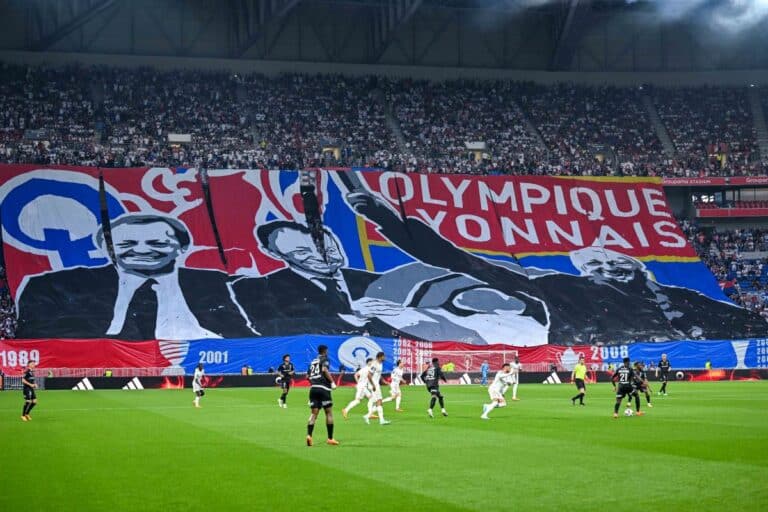 JMA honoré par les Bad Gones avec un immense tifo.