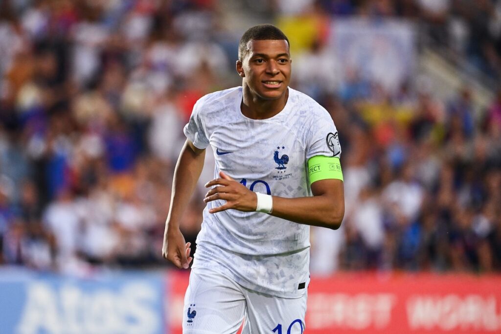 Un Kylian Mbappé record tient tête à Erling Haaland