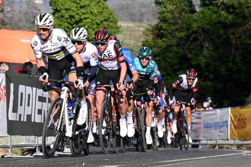 A l’aube du début de la Grande Boucle, le Tour de France génère forcément énormément d’interrogations. Vingegaard peut-il réussir le doublé ? Jonas Vingegaard sera l’un des principaux favoris à sa propre succession. Le vainqueur sortant arrive sur le Tour avec des certitudes. Désormais leader unique de la Jumbo-Visma, le Danois s’est préparé de la meilleure des façons en gagnant en 2023 et en arrivant dans la meilleure des formes sur un Tour qui doit correspondre à ses qualités. « Je veux retourner sur le Tour, expliquait-il en fin de saison dernière. Ce sera très spécial de débuter une grande épreuve avec le dossard de numéro un sur le dos. Quand j’ai vu le parcours pour la première fois du Tour de France, mon premier sentiment a été que c’était un tracé qui était taillé pour Tadej Pogacar. Mais plus je regarde le parcours, plus je me dis que c’est finalement un tracé fait pour moi. Il y a plus de montées d’une dizaine de kilomètres, qui sont toutes assez difficiles. Le Tour de France 2023 me convient très bien. » Avec une équipe entière à son service, nul doute que Vingegaard possède les qualités pour encore briller. Pogacar est-il imbattable cette saison ? Il aura fallu une chute et une blessure au poignet pour s’interroger sur la forme de Tadej Pogacar sur le Tour de France. Après avoir pris le temps de la convalescence, l’ancien double vainqueur de la Grande Boucle a tout de même entrepris de venir en France pour y briller. La confiance acquise depuis le début de saison et ses 12 victoires en 2023, notamment sur Paris-Nice, le Tour des Flandres ou encore la Flèche Wallonne, permet au leader slovène de la formation UAE Team Emirates de regarder la concurrence dans les yeux. De quoi le rendre imbattable ? Qui peut créer la surprise pour la victoire finale ? Ils ne sont pas nombreux à pouvoir prétendre à la victoire finale. Toujours placés, Mikel Landa (Bahrain-Victorious) et Enric Mas (Movistar) possèdent les armes pour profiter de la défaillance des favoris. Tout comme les anciens vainqueurs du Giro, Richard Carapaz (EF Education-EasyPost) et Jai Hindley (BORA-hansgrohe). Et si, finalement, la réelle surprise serait le retour au premier plan d’Egan Bernal. David Gaudu doit-il croire à la victoire finale ? Il ne s’en cache pas. David Gaudu veut viser le podium du Tour. Après sa 2ème place sur Paris-Nice derrière Tadej Pogacar, mais devant Jonas Vingegaard, le Français de la Groupama-FDJ ne veut pas se limiter à jouer les suiveurs. « C’est peut-être l’année ou jamais. » Gaudu est confiant pour son Tour de France et il s’est donné les moyens d’y croire. Et s’il accroche le podium, c’est qu’il ne sera pas loin de la vérité. Romain Bardet peut-il surprendre ? Le Français du Team DSM est de nouveau le coureur capable de suivre les meilleurs. Sur un parcours montagneux qui passera sur des terrains qu’il connaît, Romain Bardet veut maintenant se faire plaisir et de nouveau faire vibrer les Français. Il n’est pas pour le moment sous les radars de la concurrence, mais en outsider et il a tout pour s’offrir un Tour de France exceptionnel. Qu’attendre de van Aert et van der Poel ? L’hiver dernier, ils ont été au cœur d’une belle bataille, notamment lors des championnats du monde de cyclo-cross, avant de continuer sur les Classiques flandriennes qui ont notamment permis à Mathieu van der Poel de briller, notamment sur Milan-San Remo et Paris-Roubaix. Vainqueur de E3 Saxo Classic devant le Néerlandais, Wout van Aert a également brillé et confirme qu’il sera encore l’un des principaux pourvoyeurs d’étapes pour Jumbo-Visma. Pour Mathieu van der Poel, ce sera aussi l’idée, de gagner une étape au moins. Pour qui le maillot vert ? Ce sera forcément une bataille à suivre dans un Tour de France qui ne sera pas simple pour les sprinteurs. Et ils sont quelques-uns à prétendre au maillot vert du classement par points. Wout van Aert peut y prétendre naturellement. Jasper Philipsen (Alpecin-Deceuninck) en a fait un objectif. Bryan Coquard pourrait aussi viser le maillot vert. Dylan Groenewegen pourrait aussi s’inviter pour les points, tout comme Biniam Girmay (Intermarché-Circus-Wanty). Sans oublier Fabio Jakobsen (Soudal-Quick Step) voire Peter Sagan (TotalEnergies) pour un dernier effort avant de quitter le peloton. Cavendish peut-il battre le record de Merckx ? Ce sera l’un des derniers défis de sa riche carrière. A 38 ans, l’homme aux 34 victoires d’étapes sur le Tour de France va quitter définitivement le peloton pour partir en retraite. Mark Cavendish a déjà réussi ses adieux avec le Giro en remportant la dernière étape et nul ne doute qu’il fera tout pour également s’offrir une fin digne de son talent sur la Grande Boucle. Avec un simple succès, Cavendish dépasserait Eddy Merckx pour devenir le plus grand vainqueur d’étapes dans l’histoire du Tour. Que doit-on attendre d’Alaphilippe ? Il arrivera sans pression sur le Tour de France. Julian Alaphilippe veut retrouver les sensations qui lui ont permis d’être le grand coureur qu’il est, notamment sur le Tour de France. Sa victoire sur la 2ème étape du Dauphiné lui a permis de confirmer qu’il était encore un maître tacticien capable de régler les meilleurs. Avec sa science de la course, il ne se ferme aucune possibilité dont celle de gagner des étapes et pourquoi pas réussir à décrocher un nouveau podium sur les Champs-Elysées avec un maillot de meilleur grimpeur ou autre. Quel Français peut se révéler ? Chaque année, de nombreux Français découvrent le Tour de France et en 2023 certains ne manqueront pas de se révéler aux yeux du grand public. Chez Cofidis, Axel Zingle possède déjà quelques faits d’arme et des certitudes qui pourraient lui permettre de venir se signaler sur les routes de France. Chez Arkéa Samsic, Clément Champoussin possède les qualités pour briller, notamment en montagne. Chez TotalEnergies, Valentin Ferron s’est déjà signalé et devrait découvrir le Tour cette année. A 31 ans, Geoffrey Bouchard n’a pas eu le temps de prendre ses marques sur le Tour de France en 2022, en abandonnant après le passage dans les Vosges. Meilleur grimpeur de la Vuelta en 2019 et du Giro en 2021, le Dijonnais est revanchard et il fera tout pour enfin se révéler sur le Tour cette année.