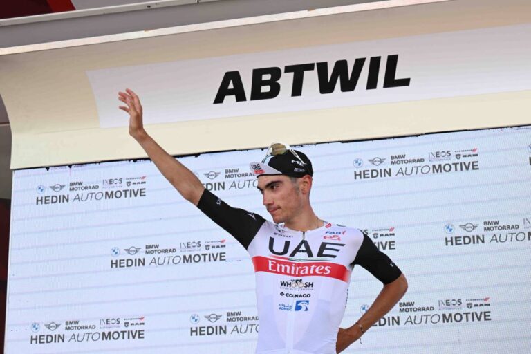 Ayuso chez UAE Team Emirates fait sensation dans le peloton.