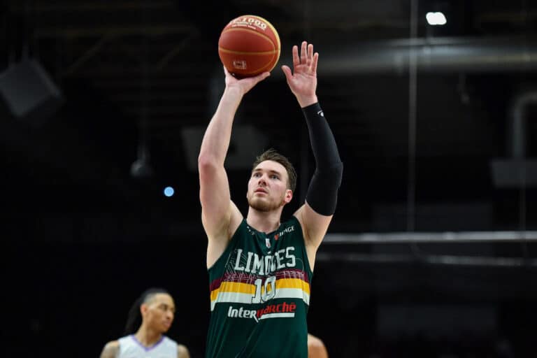 Hugo Invernizzi présente ses coéquipiers.