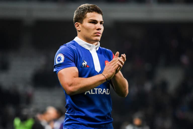 Antoine Dupont n'a pas que le rugbby, il aime la mode, la musique et le cinéma.