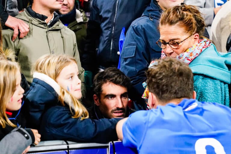 Clément Dupont accompagne son frère Antoine Dupont.