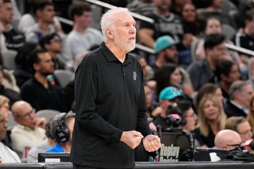 Greg Popovich a houspillé la foule du public des Spurs qui sifflait contre Léonard.