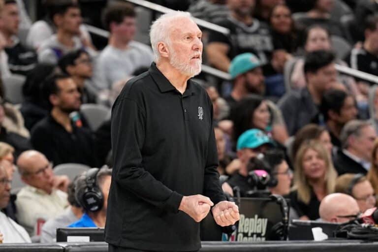 Greg Popovich a houspillé la foule du public des Spurs qui sifflait contre Léonard.