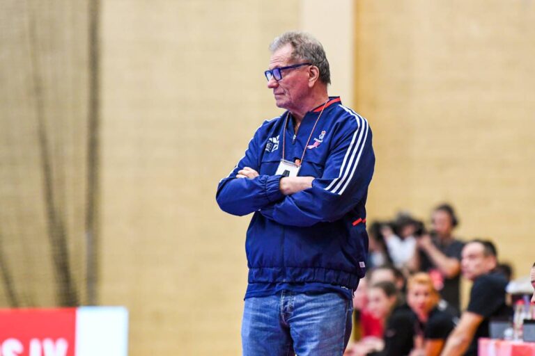 Olivier Krumbholz sera toujours à la tête des handballeuses pour aller chercher l'or à Paris.