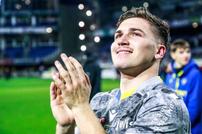 Champion du monde avec les moins de 20 en 2023, le demi de mêlée de Clermont est l’une des nouvelles pépites du rugby français.