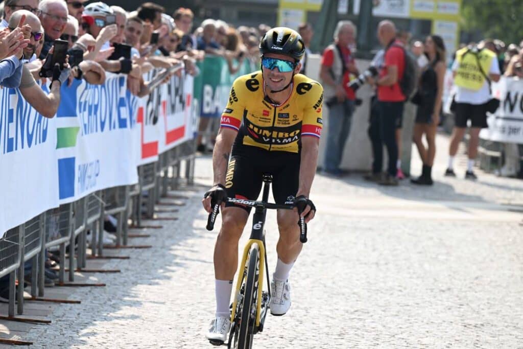 Primoz Roglic et le peloton a bougé en cyclisme.