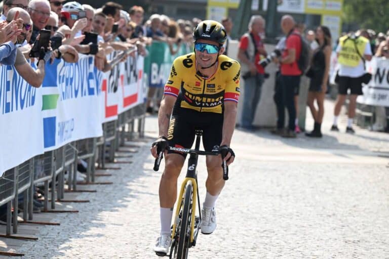 Primoz Roglic et le peloton a bougé en cyclisme.