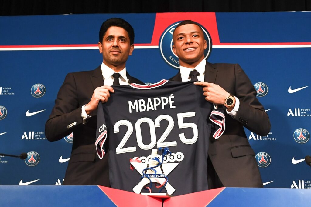 EXCLU : Kylian Mbappé pourrait finalement prolonger au PSG pour mieux partir !