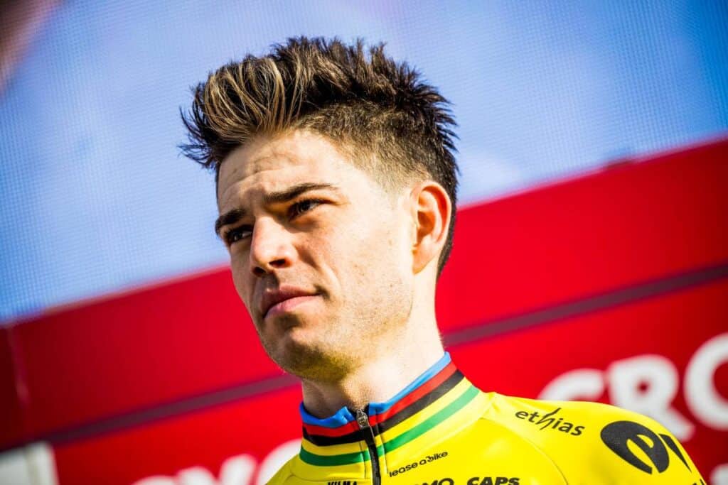 Van Aert se sait attendu par le peloton.