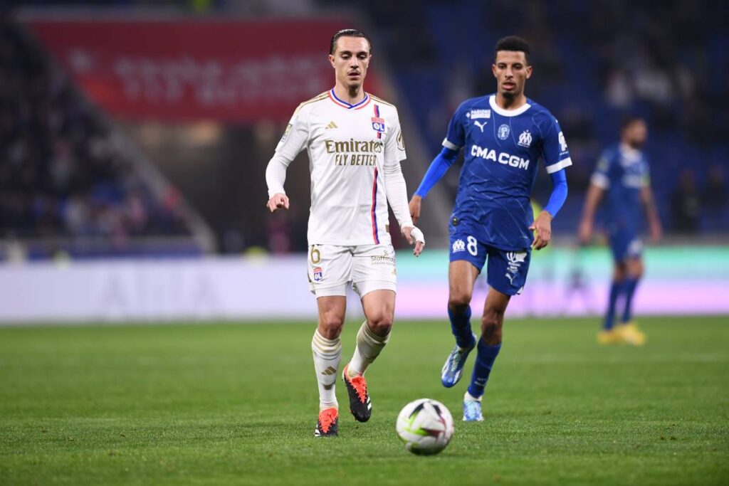 Ol-Om, modèles opposés dans le football.