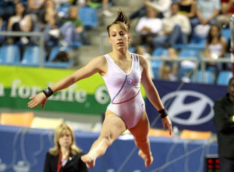 Emilie Le Pennec championne olympique aux barres rentre dans la légende.