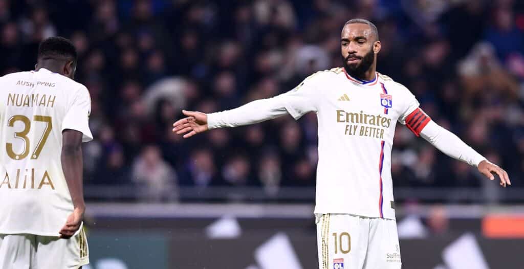 Gros coup dur pour l’OL : Lacazette vers un forfait à Lorient