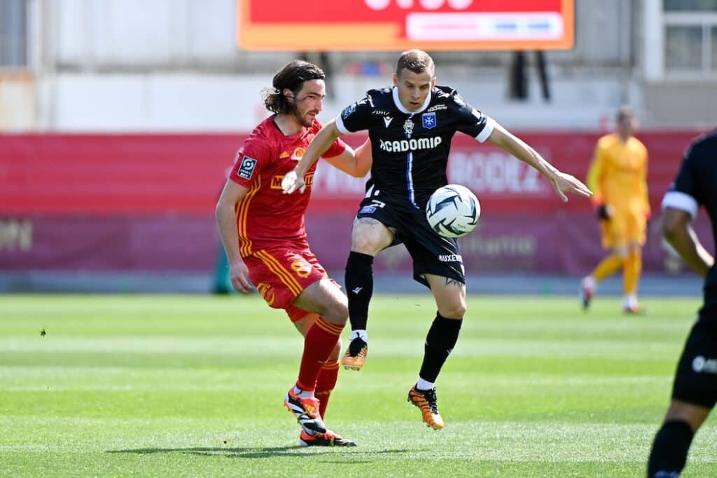 Auxerre officiellement en Ligue 1, Rodez en play-offs, Laval grand perdant ? Grosse tension sur la 36ème journée de Ligue 2