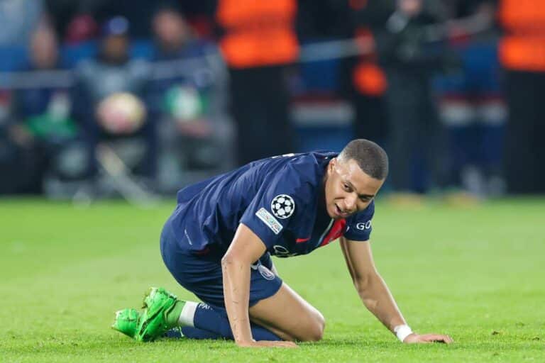 Kylian Mbappé au sol après la défaite du PSG contre Dortmund. 24 h plus tard, l'OM sort de la compétitions de la Ligue europa. La LFP a échoué dans sa programmation.