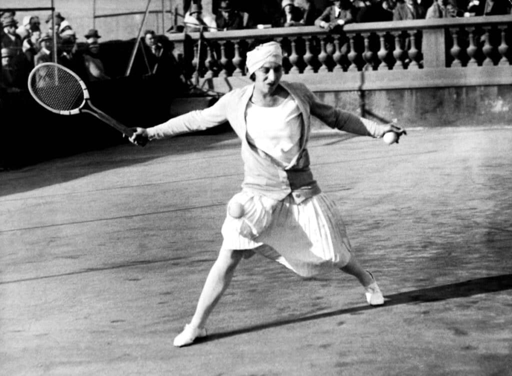 Suzanne Lenglen sur les courts et championne olympique.