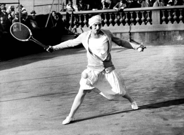 Suzanne Lenglen sur les courts et championne olympique.