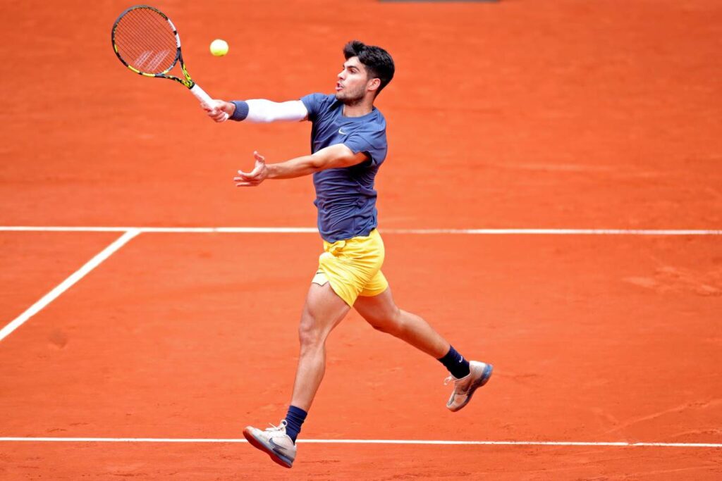 Carlos Alcaraz jouera un quart de finale décisif contre Tsitsipas. Pendant que Novak Djokovic rentre chez lui et Sinner est à un match de la finale.