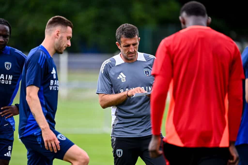 Le Paris FC mise sur une troisième passe en Ligue 2 pour viser la Ligue 1.