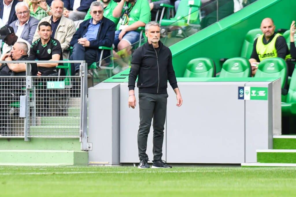 Olivier Dall’Oglio l'entraîneur des Verts entend bien maintenir le club de Geoffroy-Guichard.