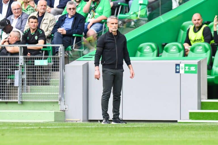 Olivier Dall’Oglio l'entraîneur des Verts entend bien maintenir le club de Geoffroy-Guichard.