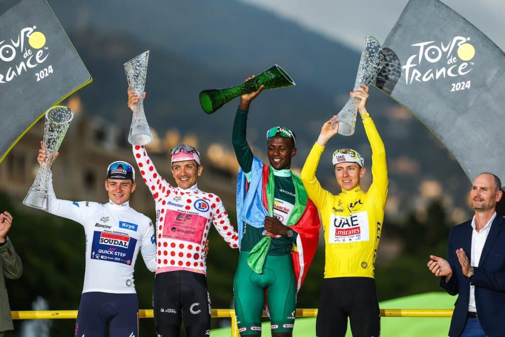 Girmay à côté de Pogacar et Carapaz, Evenepoel complète le podium des maillots.