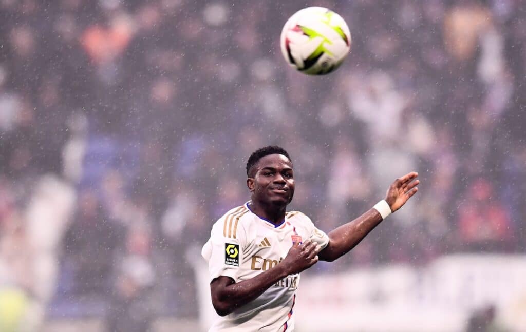 Transferts : Ernest Nuamah plante l’OL et refuse Fulham au dernier moment