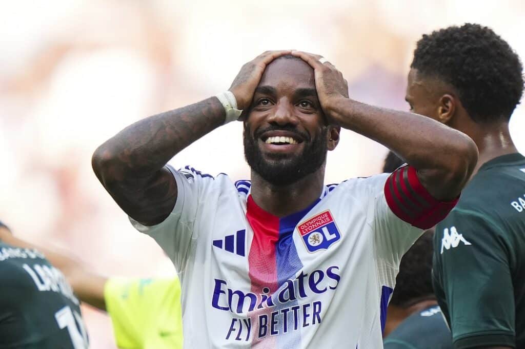 Transferts : l’Arabie saoudite revient à la charge, Alexandre Lacazette pourrait craquer !