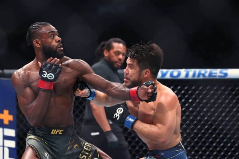 Champion olympique de lutte libre en 2008, Henry Cejudo a gardé ses vieux réflexes.