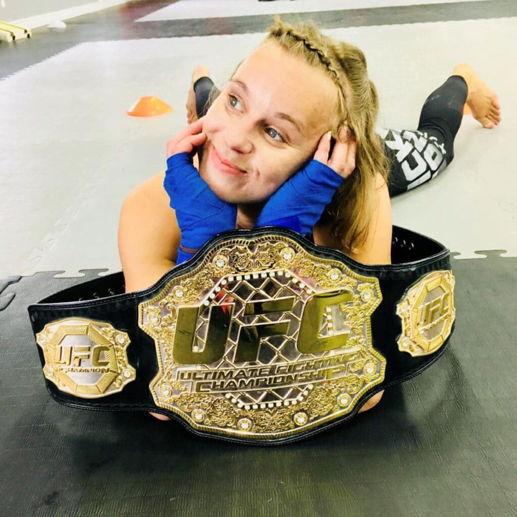 Morgane Ribout avec sa ceinture de MMA. L'ancienne judokate a réussi sa reconversion.