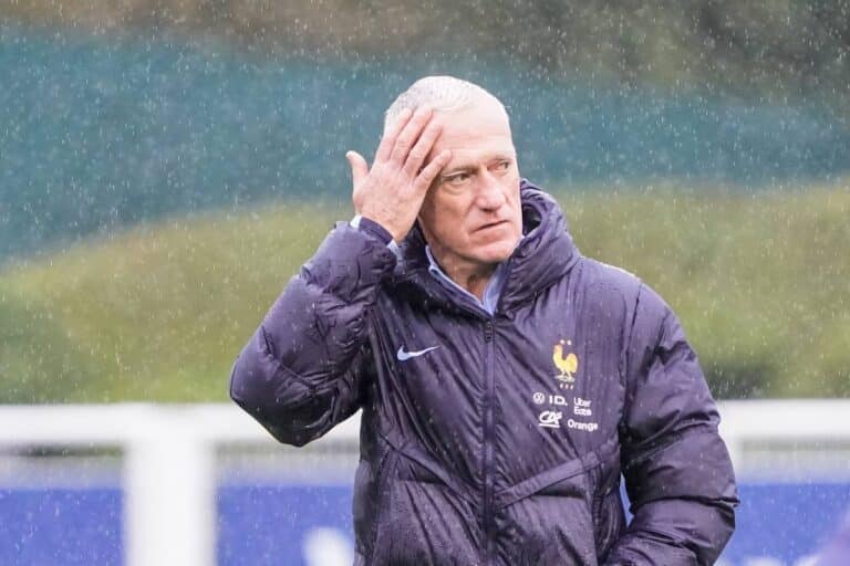 Didier Deschamps sous la pluie de Clairefontaine lors de la séance d'entraînement des Bleus.
