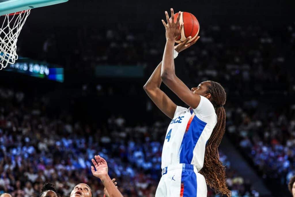 Dominique Malonga est prête pour aider à Lyon à conquérir le titre de basket féminin.