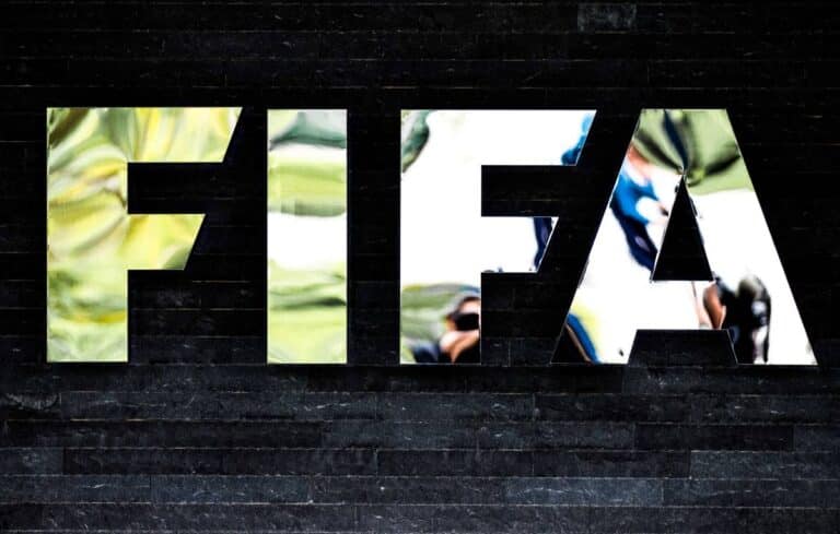 La FIFA est la seile à pouvoir modifier le calendrier international en liaison avec l'UEFA. Il est temps que le foot révolutionne son calendrier.