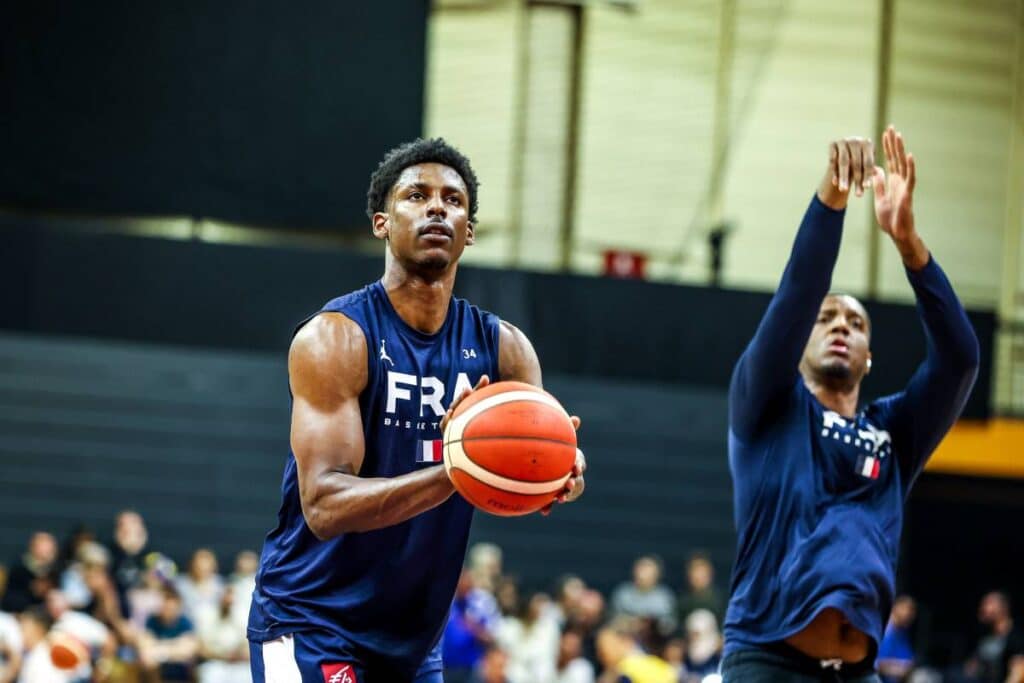 Jaylen Hoard avec la tunique tricolore. Le joueur de Tel Aviv joue aussi sur les parquets où la guerre n'est pas loin.