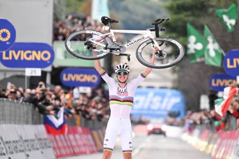 Pogacar soulève son vélo, le goat 2024 c'est lui.