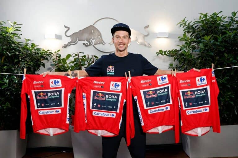 Primoz Roglic avec ses quatre maillots rouges.