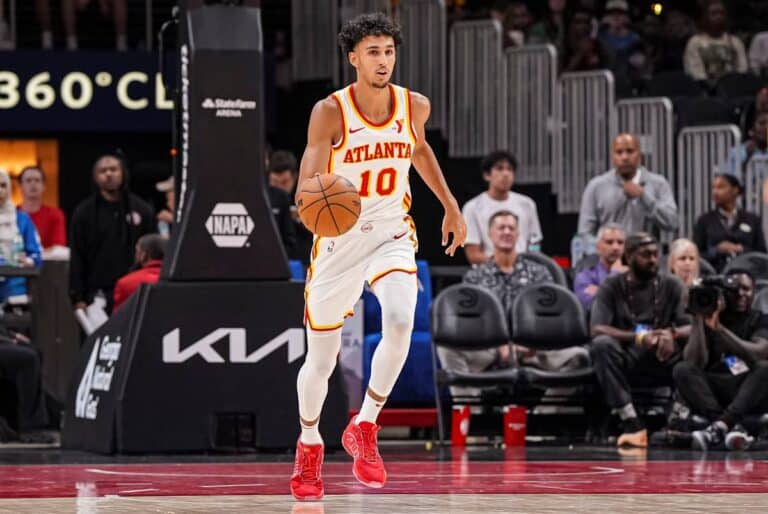 Zaccharie Risacher observé par son père Stéphane qui évoque ses premiers pas en NBA.