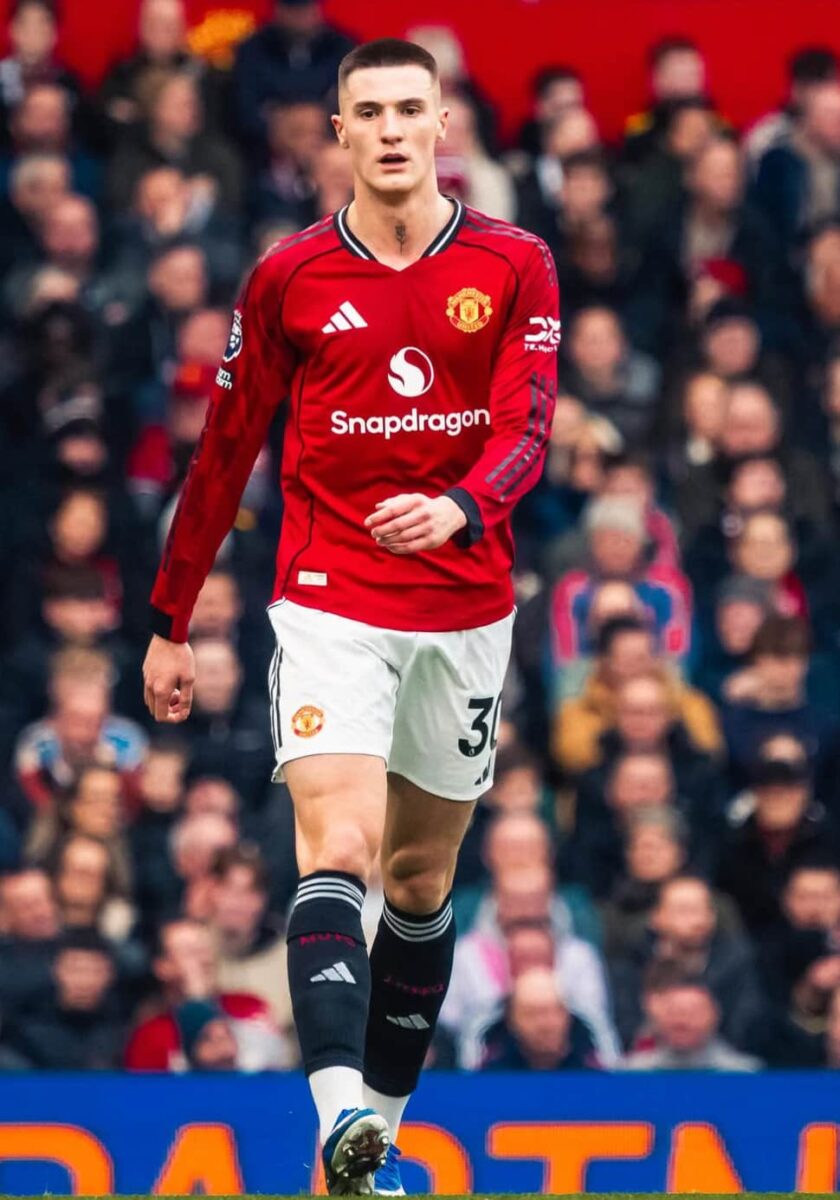 Manchester United prend le dessus sur Aston Villa et sécurise sa 3e place