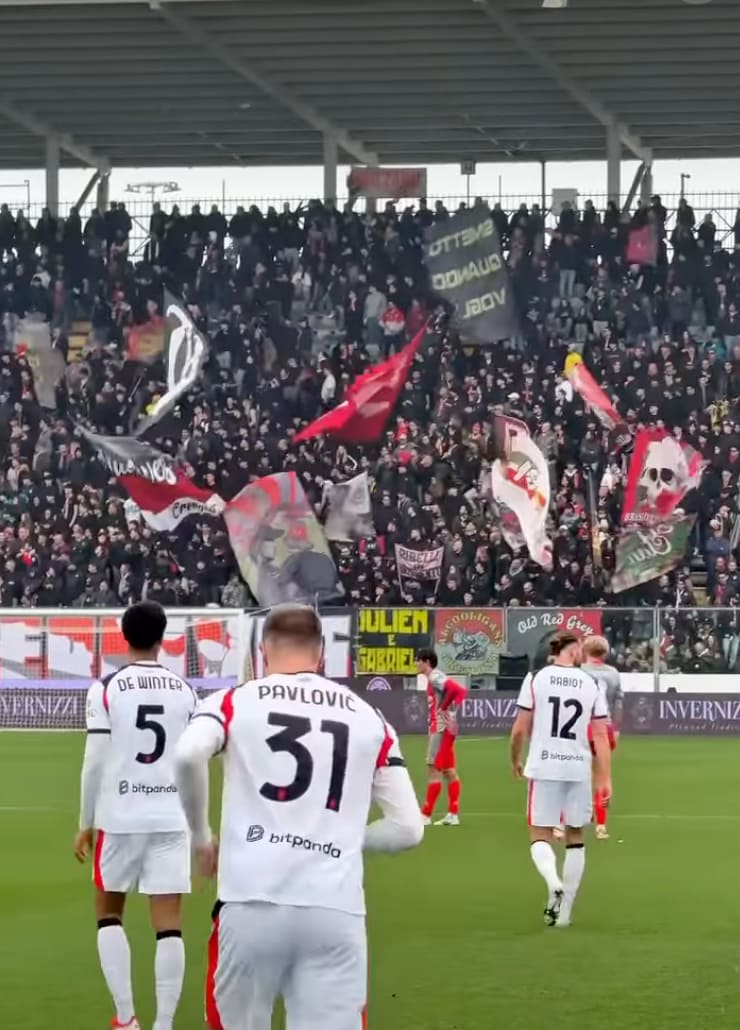 Milan frappe dans le temps additionnel et reste invaincu à l’extérieur