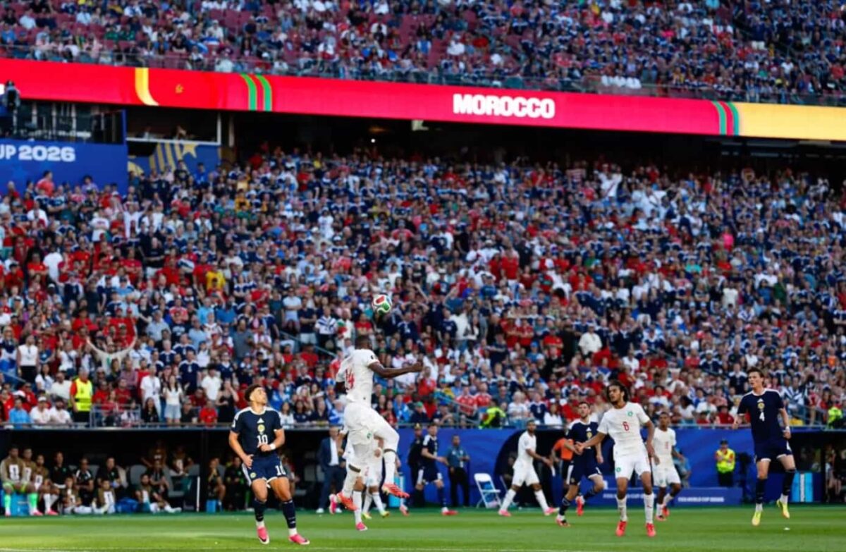 En tribunes, un supporter marocain met fin à une tentative de rapprochement