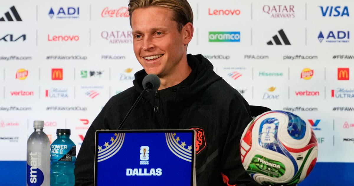 Frenkie de Jong contraint de s’exprimer en anglais en conférence de presse